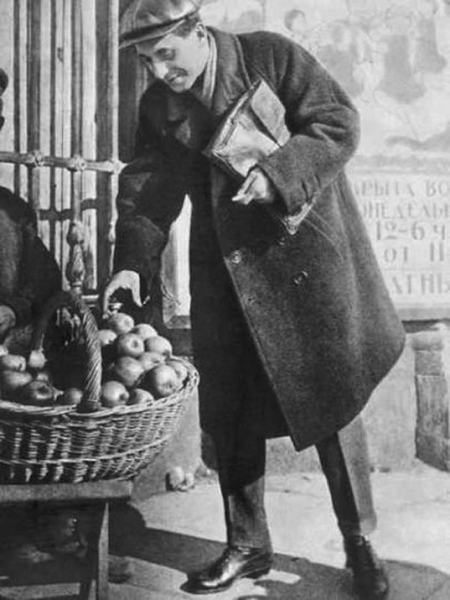 Писатель Михаил Зощенко покупает яблоки.СССР , 1923 г .

Автор фото :..0