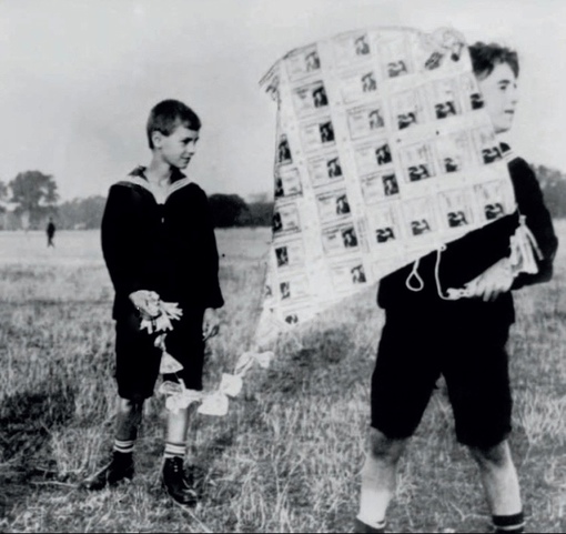 Подростки сделали воздушного змея из денежных банкнот во время..0
