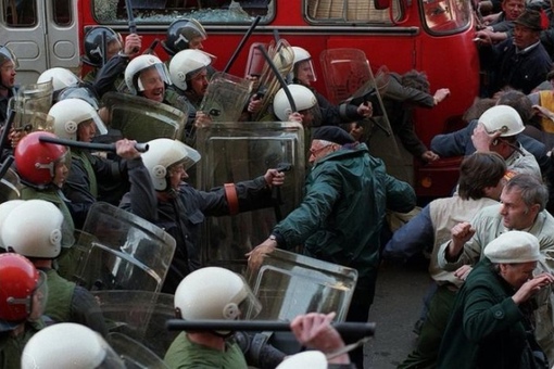 Разгон ОМОНом демонстрации на Первомай, Москва, 1993 год.
Больше..0