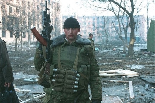 Российский солдат на улице Грозного, февраль 1995 года.
Больше..0