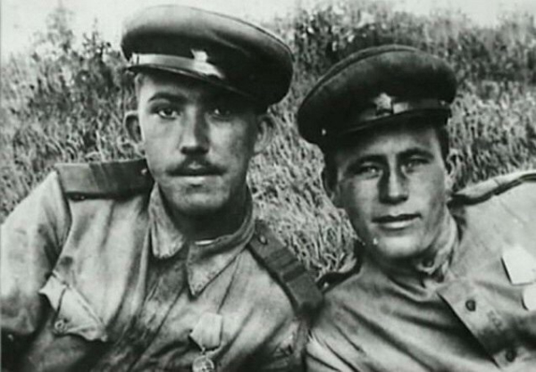 Сержант РККА Юрий Никулин с боевым товарищем , 1943 г .
Больше..0