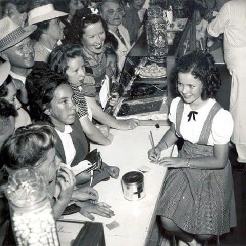 Ширли Темпл раздает автографы в 1940 году.

Темпл — американская..0