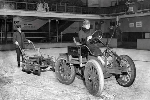 Так чистили лед перед изобретением Замбони, 1917 год.

В 1949 году он..0