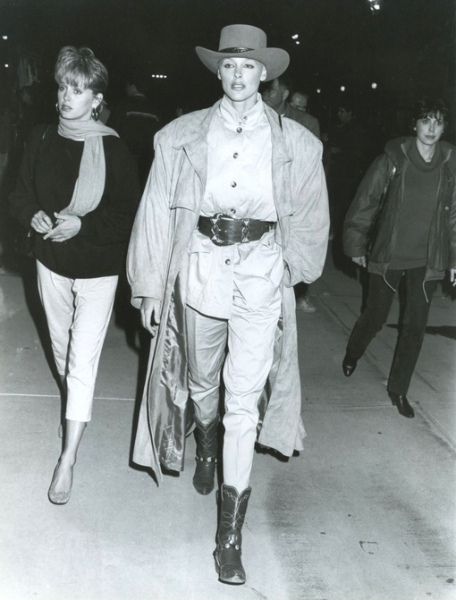 The special edition: Brigitte Nielsen.
..3
