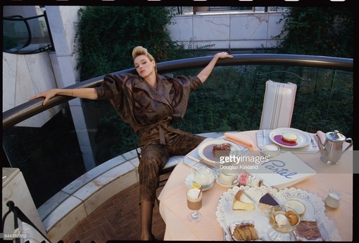 The special edition: Brigitte Nielsen.
..5
