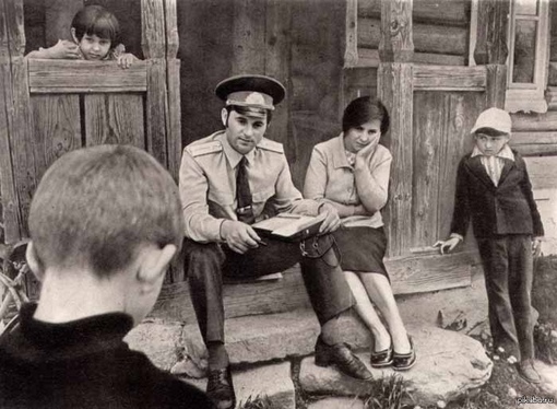 Участковый в гостях у хулигана. СССР. 1970-е. 
Больше исторических..0