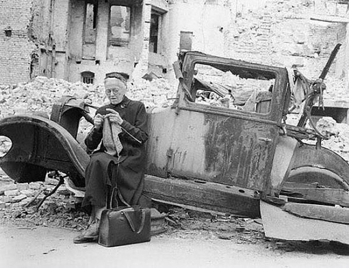 Вязание на руинах Берлина, октябрь 1945 года.
Больше исторических..0