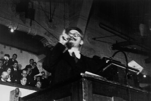 11 октября 1922 — Л. Троцкий на съезде комсомола призвал молодёжь..0