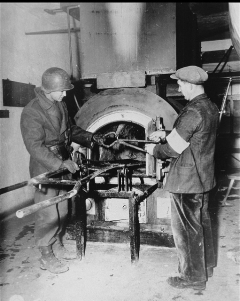 Американец и местный партизан осматривают крематорий в..0