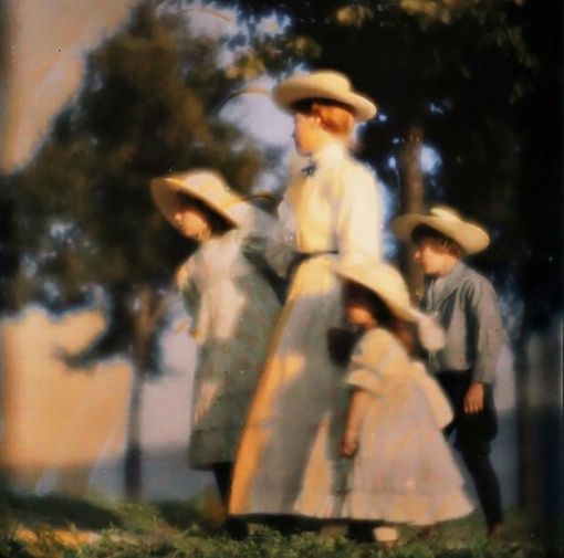 Автохромные снимки Генриха Кюна, начало 20 века.
Больше..9