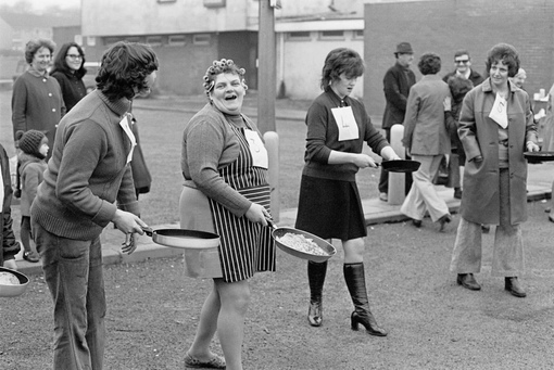 Блинные гонки, торговый центр Bettws, Ньюпорт, 1975 год
Больше..0