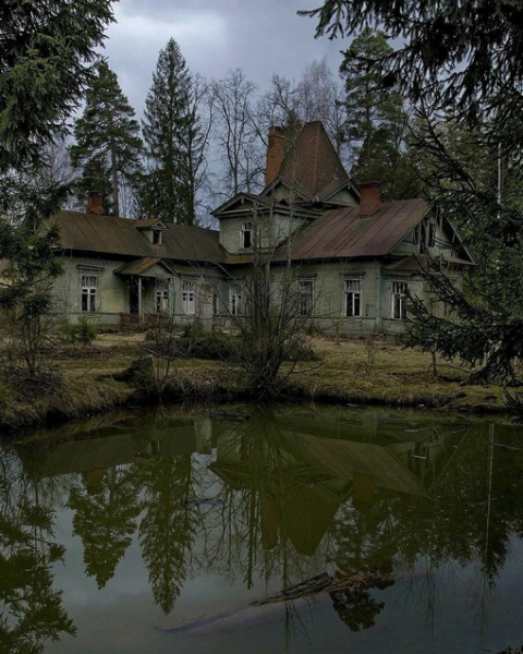 Дождливый вечер, вы заблудились и видите дом, в котором, скорее..7