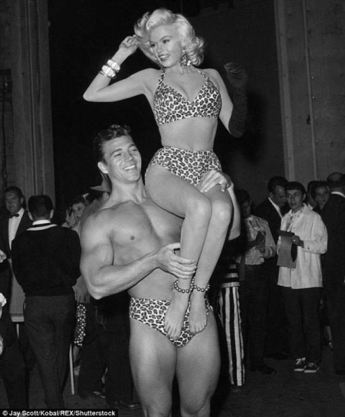 Джейн Мэнсфилд и Микки Харгитай как Тарзан и Джейн на вечеринке..0