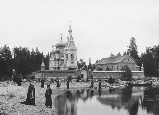 Группа монахов и схимник у Коневского скита Коневского..0