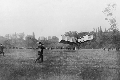 Изобретатель Альберто Сантос-Дюмон, 23 октября 1906 года совершил..0