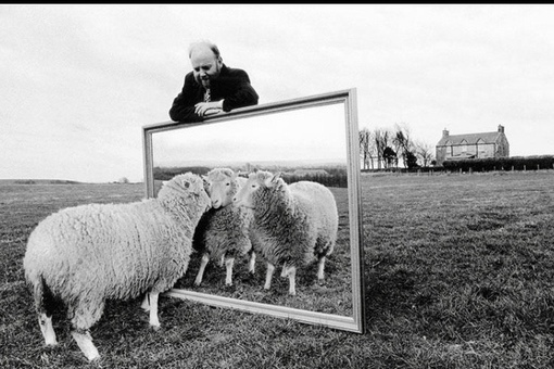 Клонированная овечка Долли позирует с одним из своих создателей ..0