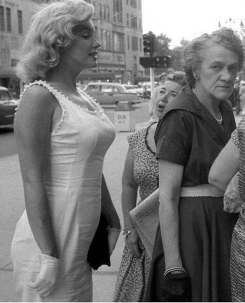 Мэрилин Монро в очереди за хот-догом, Нью-Йорк, 1957 год.
Больше..0
