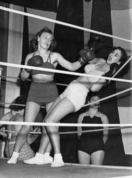 Мисс Италии ударяет Мисс Швеции, Международный матч по женскому..0