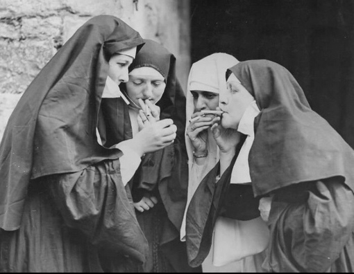 Монахини на перекуре . Англия , 1960-ые .
..0