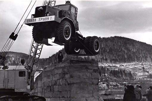 Монтаж и открытие памятника строителям Красноярской ГЭС...0