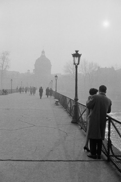 На улицах Парижа 1950-х годов.

После войны Парижане влачили..9