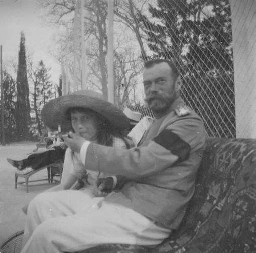 Николай II даёт прикурить   Великой княжне Анастасии . Ливадия , 1916..0