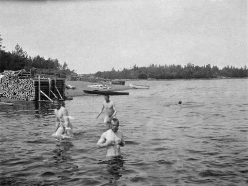 Николай II купается во время отдыха в Финляндии, 1912 год.
Больше..0