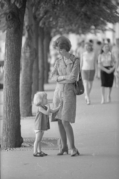 Обычные советкие девушки в летних платьях, 1950-1970 гг.
Больше..6