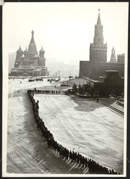 Очередь в Мавзолей  В.И .Ленина . Москва , 1967 г . 

Автор фото : Виктор..0