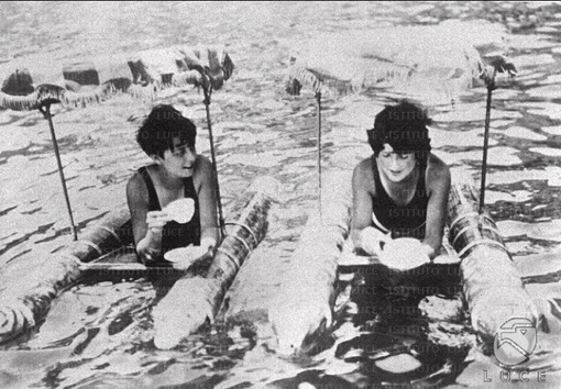 Отдых на плавучем лежаке . Италия , 1929 г .
..0