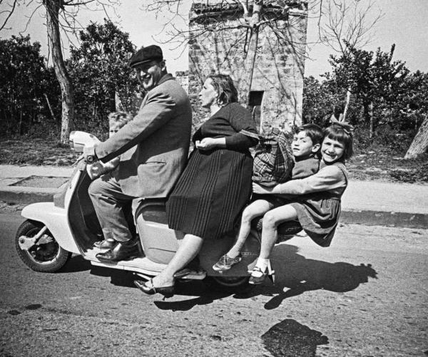Поездка всей семьей на скутере Lambretta на Сицилии, 1963 год.
Больше..0