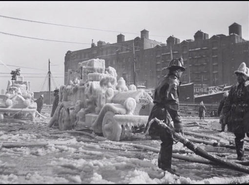 Пожарная команда на вызове в зимних условиях. Бостон , 1920 г..0