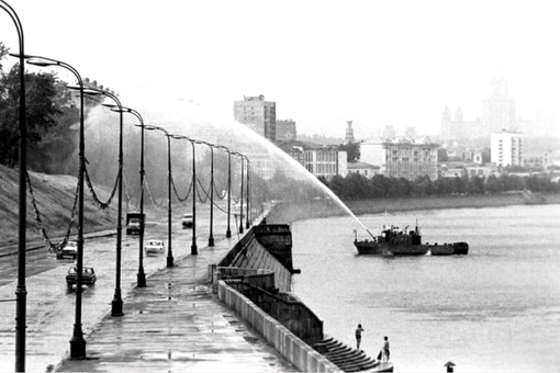 Пожарный катер моет Ростовскую набережную, 1981 год. Москва.
Больше..0