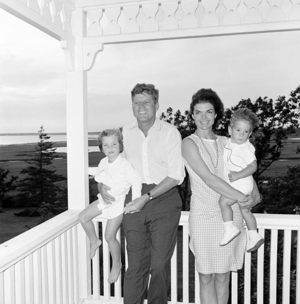 Президент Джон Кеннеди и его жена Джеки Кеннеди со своими детьми..0