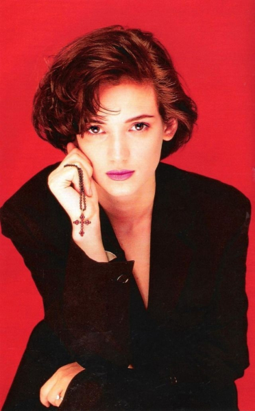 Такая разная Вайнона Райдер - икона стиля подростков 90-х.
Больше..7