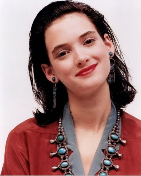 Такая разная Вайнона Райдер - икона стиля подростков 90-х.
Больше..6