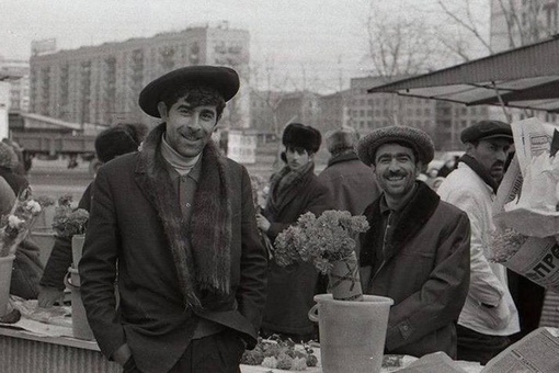 Торговля цветами у ВДНХ . Москва , 1970-ые . 

Авторы  фото : Нина..0