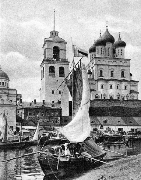 У стен  псковского Кремля , 1908 г .
..0