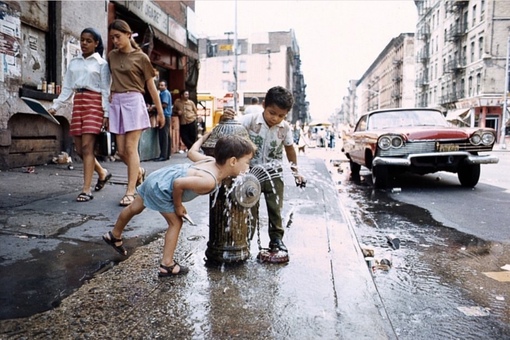 Улицы Нью-Йорка в 1970-х, фотограф — Камило Хосе Вергара.
Больше..2