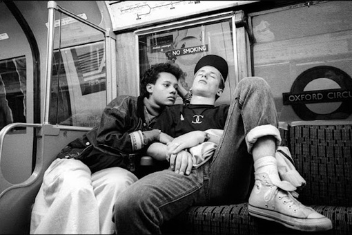 Улыбчивые люди и милая атмосфера в лондонском метро 1980-х..9