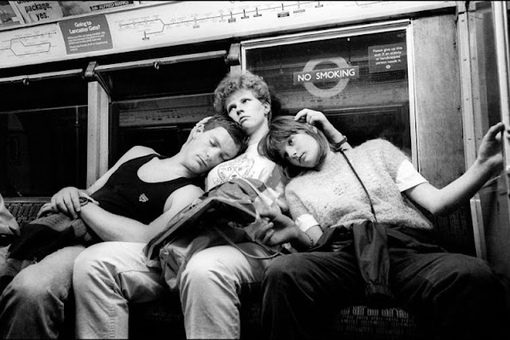 Улыбчивые люди и милая атмосфера в лондонском метро 1980-х..0