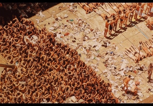 Выжившие заключённые  колонии строго режима , устроившие бунт , ..0