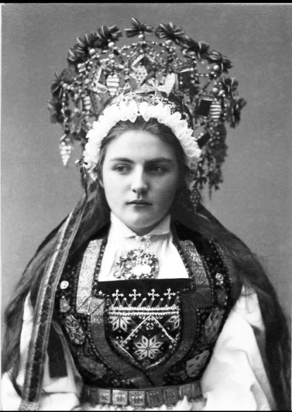 Женщина в свадебном наряде . Норвегия , 1890-ые .
Больше..0