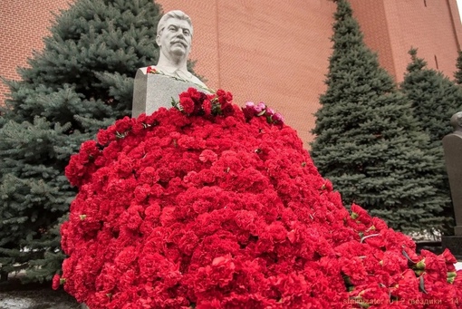 31 октября 1961 года – тело  Сталина было убрано из Мавзолея на..1