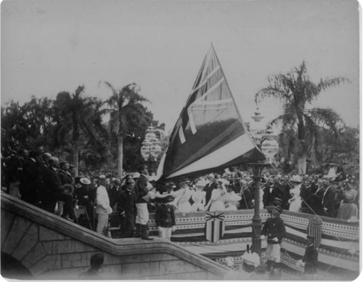 Американцы спускают флаг Королевства Гавайи для поднятия своего..0