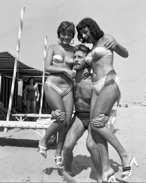 Американский актёр Кирк Дуглас с поклонницами. Венеция , 1953 г..0