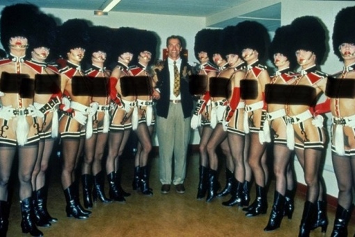 Арнольд Шварценеггер с танцовщицами кабаре Le Crazy Horse Saloon . Париж ,..0