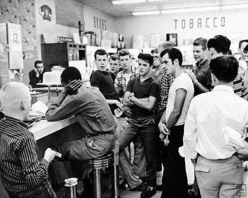 Чернокожий в кафе для белых . США , 1960 г .
..0
