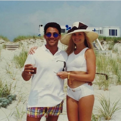 Джордан Белфорт со второй женой Надин Кариди, 1990-е.
Больше..5