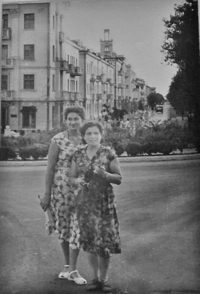 Городские жительницы . Грозный , 1957 г .
..0